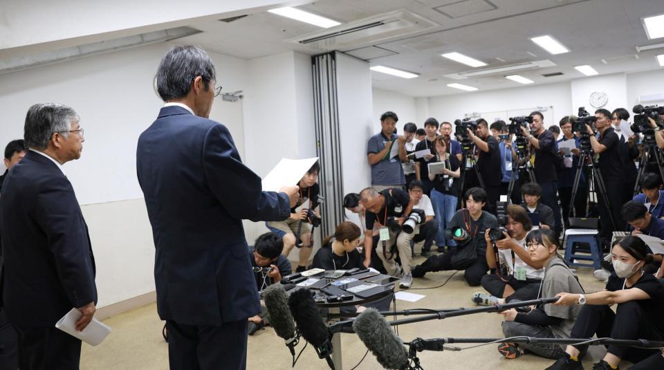 　多くの報道陣が集まる中、会見をする広陵・堀正和校長（手前右）＝撮影・中田匡峻