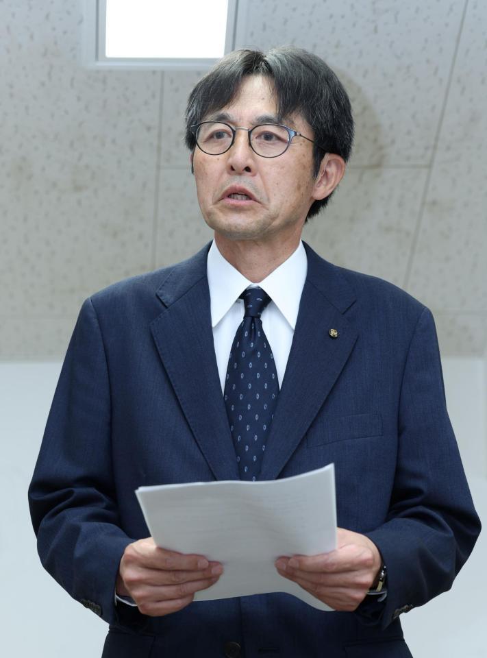 　記者の質問に答える広陵・堀正和校長（撮影・中田匡峻）