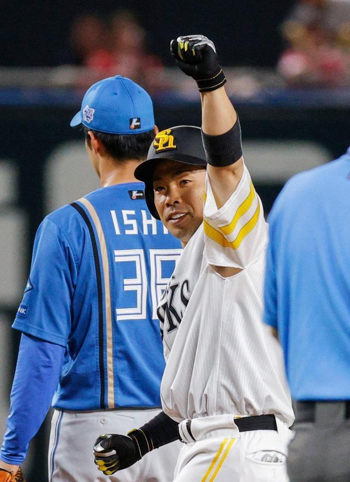 　３回、先制の二塁打を放ちガッツポーズする近藤