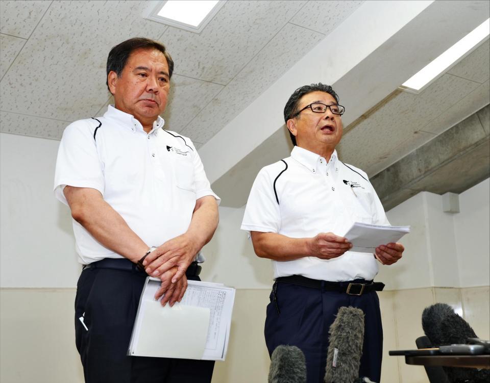 　会見をする宝副会長（左）と角田大会会長