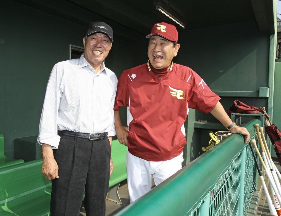 　水谷実雄さん（左）と対談し、満面の笑みを浮かべる楽天・星野仙一監督＝２０１１年