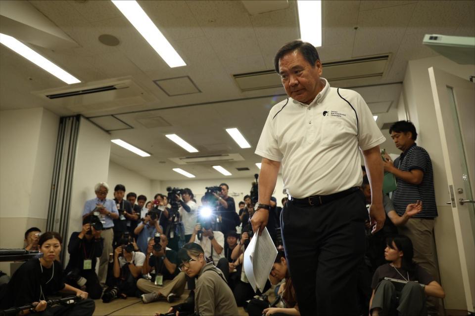 　会見場に入る宝副会長（撮影・中田匡峻）