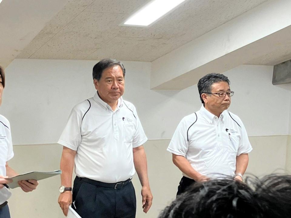 　広陵の辞退を受けて会見した角田克大会会長（右）と宝馨副会長（左）