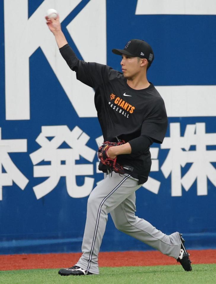 　雨天中止が発表された後、キャッチボールする赤星（撮影・西岡正）