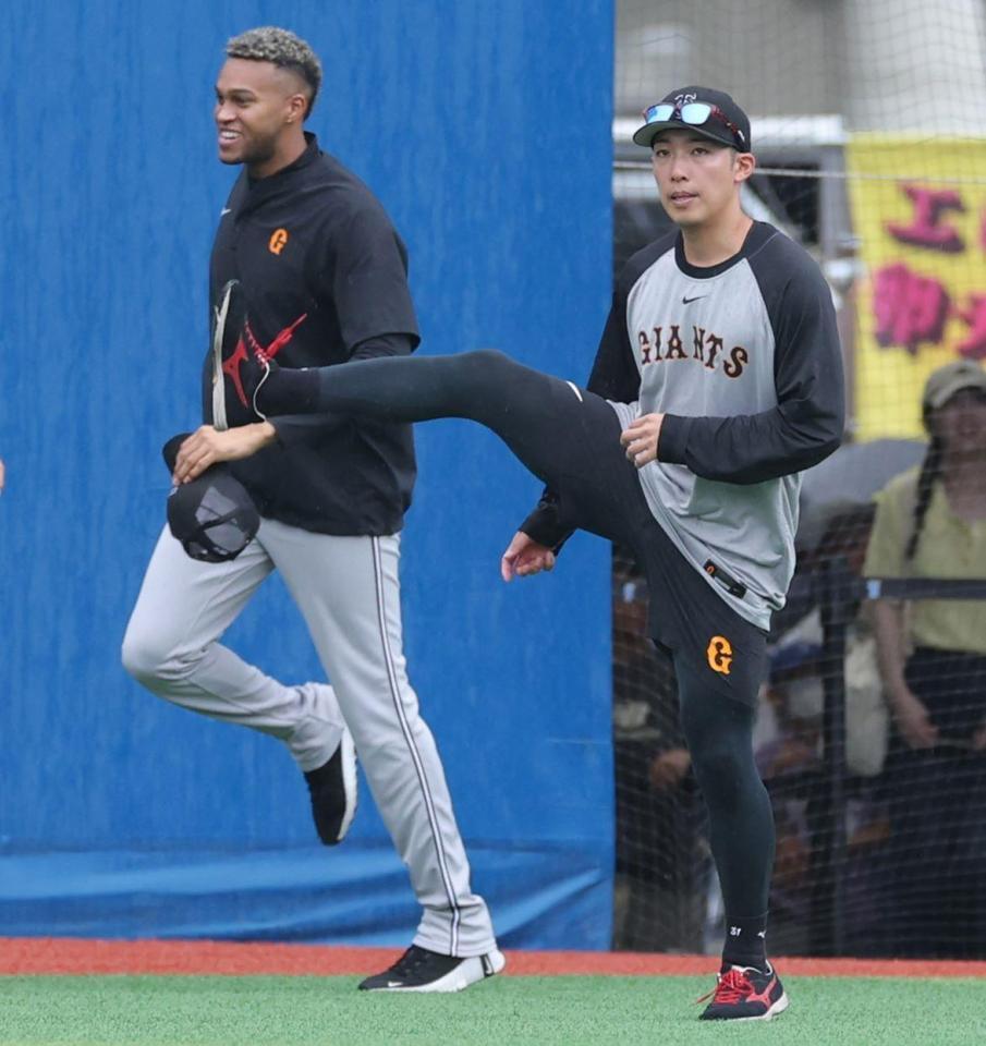 　マルティネス（左）と並んでアップする赤星（撮影・西岡正）