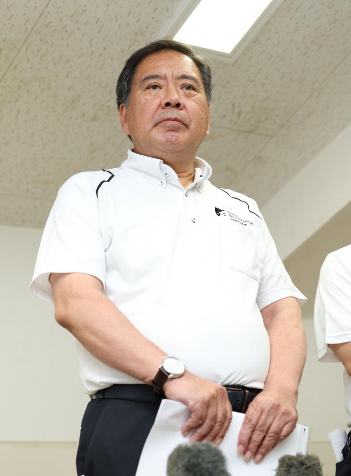 　会見に出席する日本高等学校野球連盟・宝馨会長（撮影・中田匡峻）