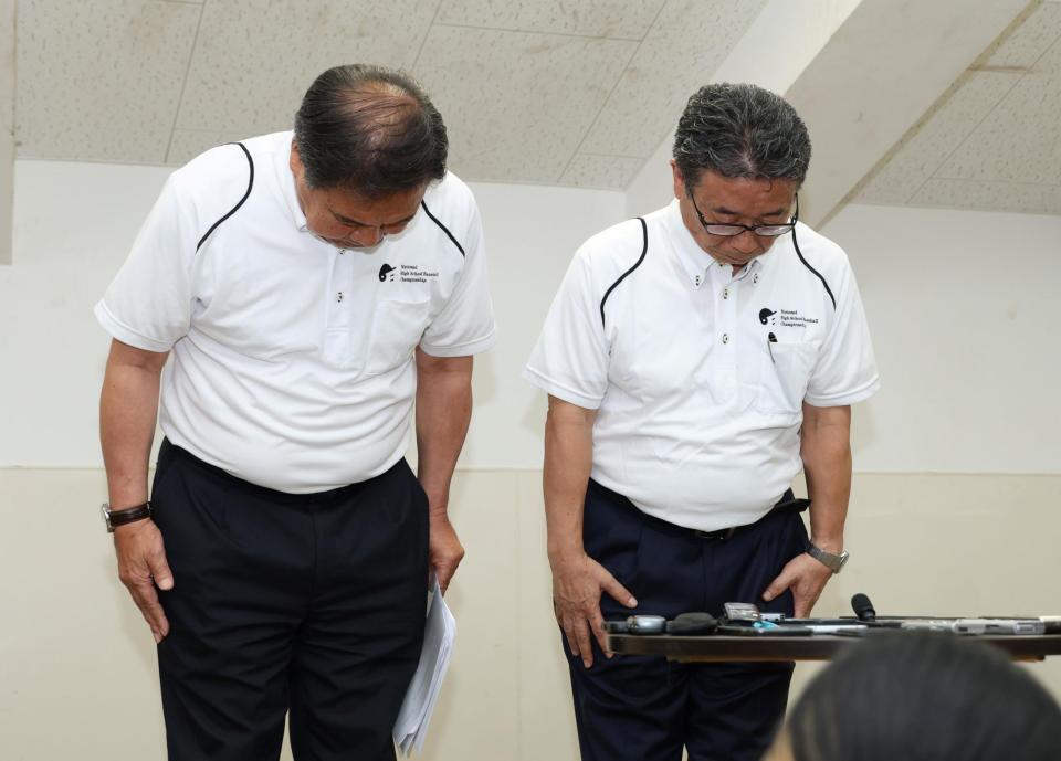 　会見を終え、朝日新聞社・角田克社長（右）と日本高等学校野球連盟・宝馨会長（撮影・中田匡峻）