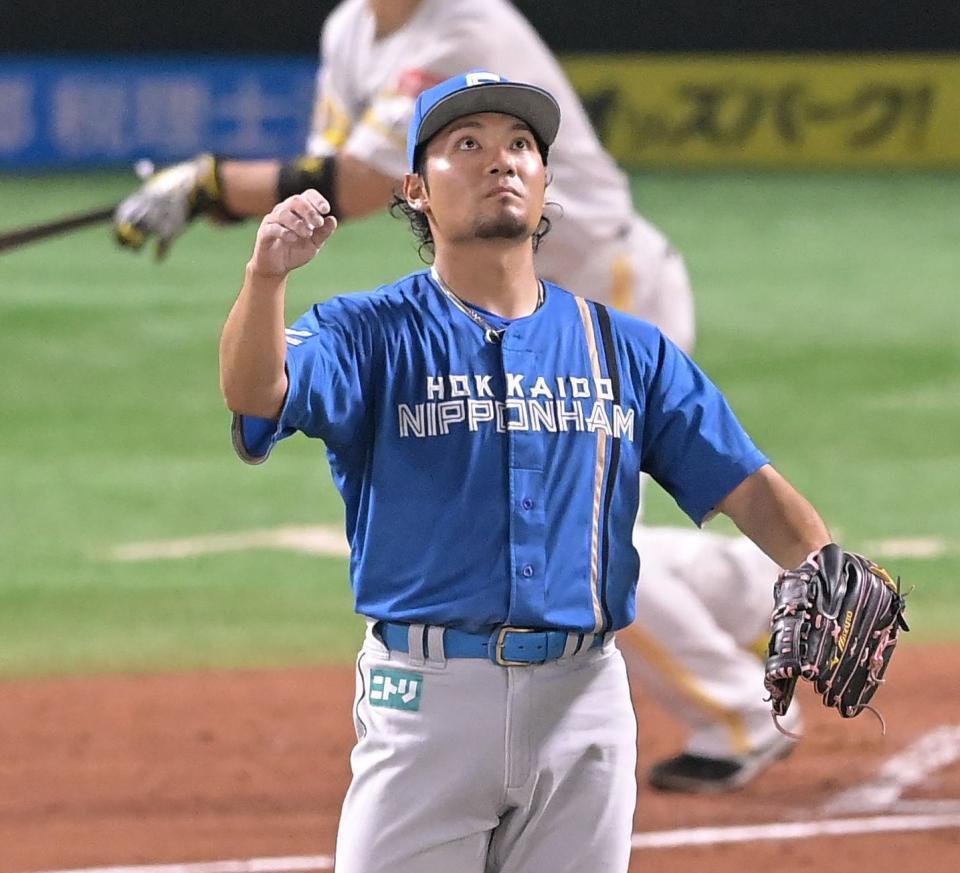 　３回、近藤に左中間へ先制適時二塁打を浴びる伊藤