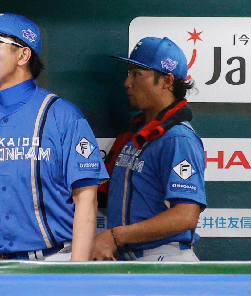 　１失点で完投も報われず６敗目を喫し引き揚げる伊藤