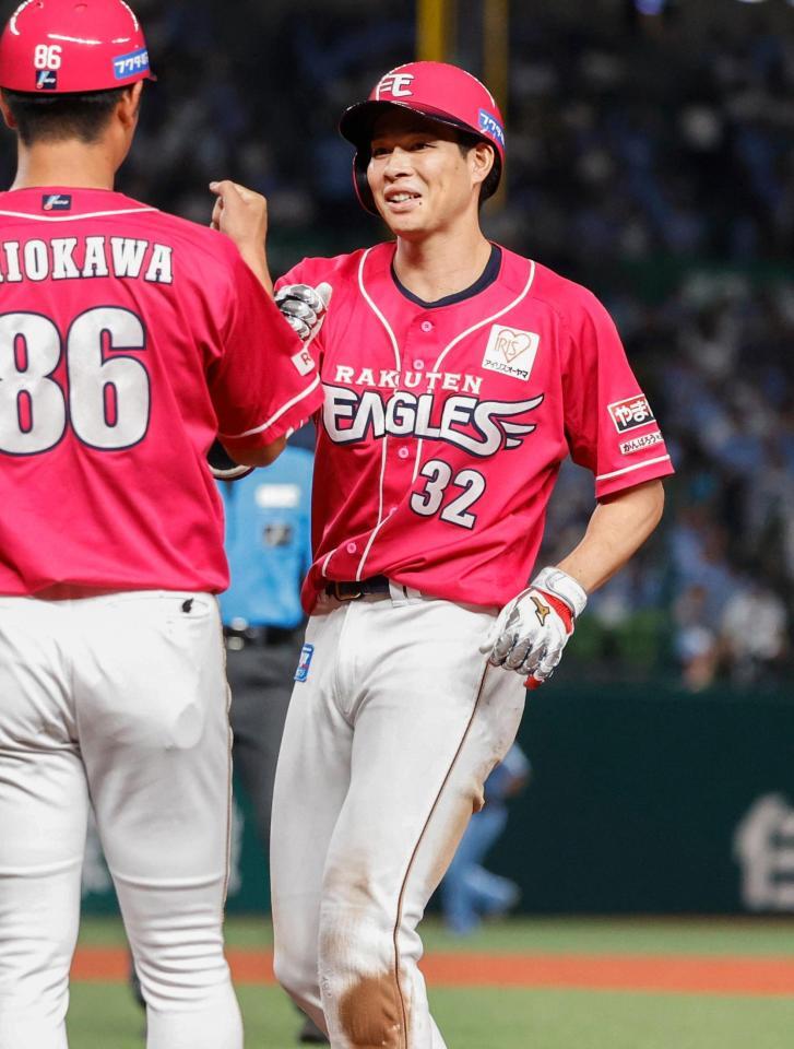 　８回、この試合４安打目となる右前打を放ちコーチとタッチを交わす中島