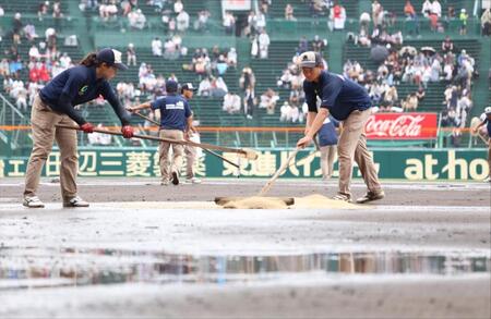 神整備ふたたび　甲子園に拍手　雨が上がって３０分間強で整備完了　県岐阜商－日大山形戦　激しい雨で５１分間の中断を経て試合再開