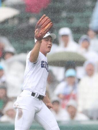 　６回、右翼で日大山形・岩下瑛斗の飛球を捕球した県岐阜商・横山温大（撮影・中田匡峻）