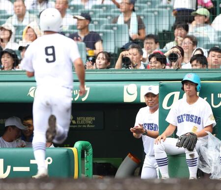 　５回、渡辺璃海の勝ち越し適時打で生還した横山温大（９）を迎える県岐阜商・藤井潤作監督（撮影・中田匡峻）