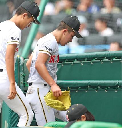 　５回を投げ終えベンチに戻る日大山形・小林永和（右）＝撮影・中田匡峻
