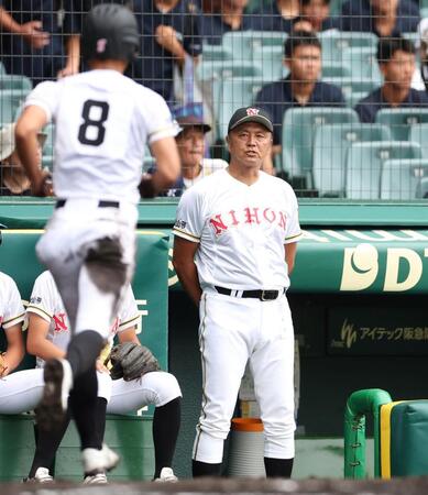 　１回、佐藤塁の遊ゴロで先制の生還を果たした三走の小川大智（８）を迎える日大山形・荒木準也監督（撮影・中田匡峻）