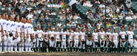 　県岐阜商（左）に敗れた日大山形ナイン（撮影・中田匡峻）