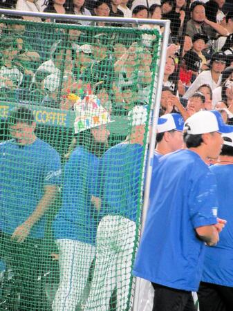 　３０歳の誕生日を向かえバースデーケーキのかぶりものでアップを行うチェイビス