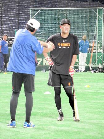 　試合前に交流する巨人・坂本と中日の大野