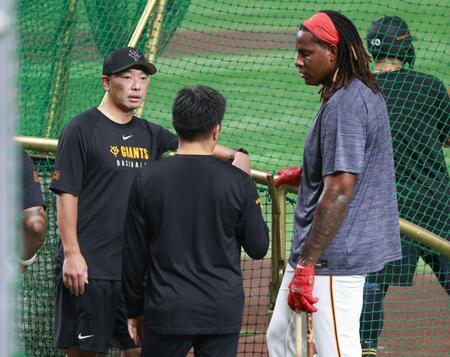 　フリー打撃を終え阿部監督と話すフェリス（撮影・金田祐二）