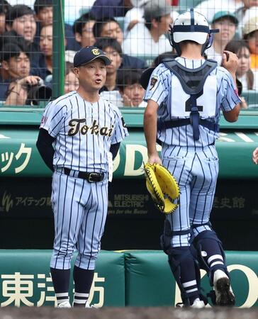 　３回裏の守備を終えたナインに声をかける東海大熊本星翔・野仲義高監督（撮影・中田匡峻）