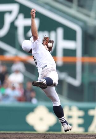 　７回、東海大熊本星翔・長迫夏輝の打球を捕れず、勝ち越しの適時失策を許す遊撃手の北海・吉井天星（撮影・中田匡峻）