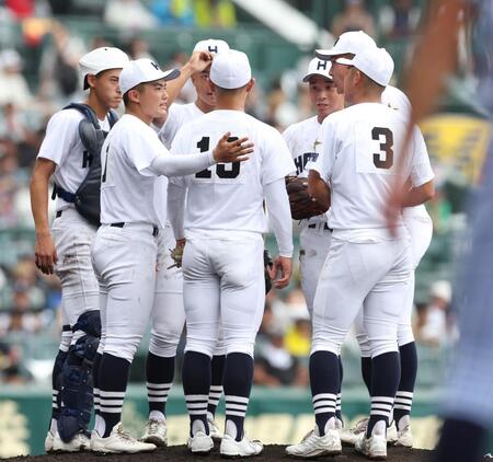 　１回、伝令でマウンドに向かう北海・浅水結翔（左から２人目）＝撮影・中田匡峻