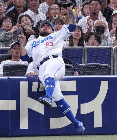 【写真】中日・チェイビスのダイブで観客が下敷きのハプニング　担架で搬送　井上監督も駆けつけ、球場騒然