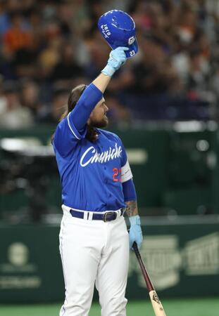 　２回、レフトスタンドからのバースデーソングに応えるチェイビス（撮影・金田祐二）