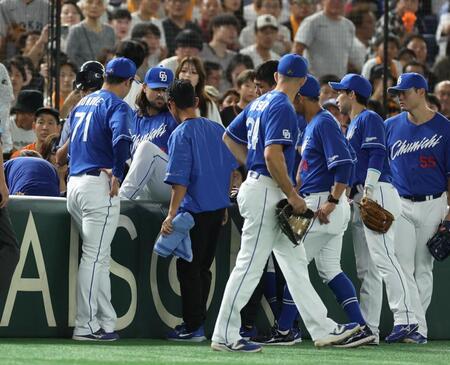 　２回、打球を追って客席に飛び込んだチェイビス（撮影・金田祐二）