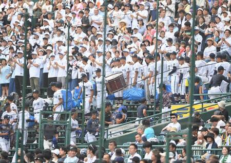 　４回、アルプス席に到着した高川学園の応援団（撮影・西田忠信）