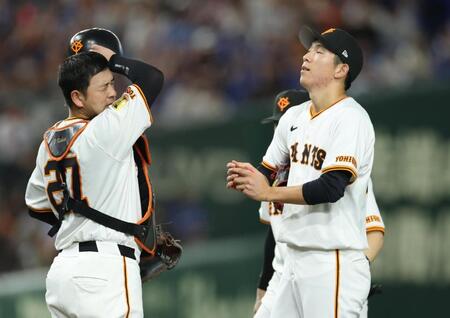 　４回、先制を許し厳しい表情の戸郷、岸田のバッテリー（撮影・金田祐二）