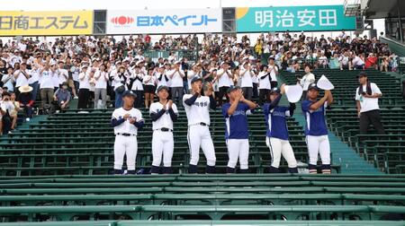 　必死に声を張り上げる高川学園６人の部員。後に遅れて他の部員が到着した（撮影・中田匡峻）