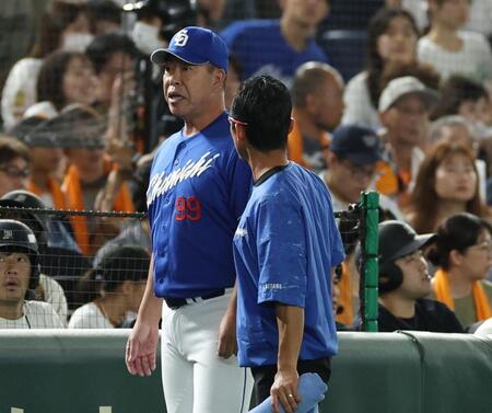 　１回、チェイビスが客席に飛び込み心配してベンチを出た井上監督（左）＝撮影・金田祐二