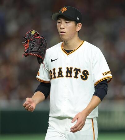 　４回、先制され厳しい表情でベンチに戻る戸郷（撮影・金田祐二）