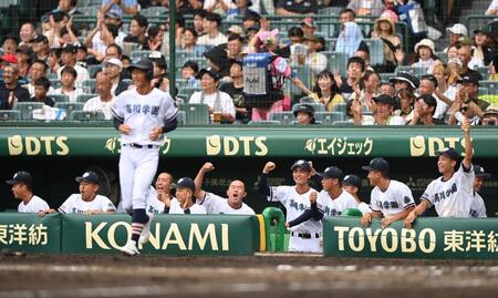 　２回、遠矢文太のソロに沸く高川学園ベンチ（撮影・西田忠信）