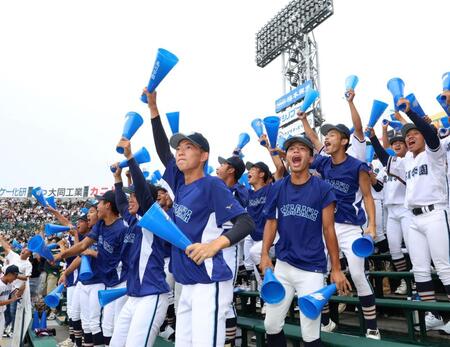 　遅れて到着して応援する高川学園ナイン（撮影・中田匡峻）