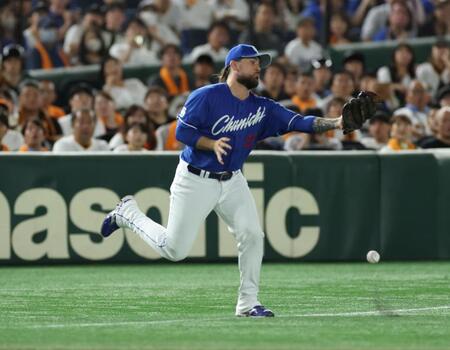 　５回、インフィールドフライが宣告された門脇の打球を落球するチェイビス（撮影・金田祐二）