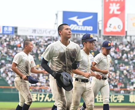 　高川学園に敗れ、グラウンドを後にする未来富山・江藤蓮（左から２人目）ら（撮影・西田忠信）