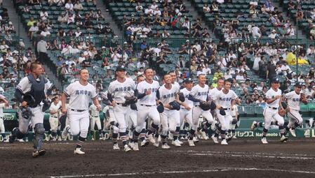 　試合に勝利し駆け出す高川学園ナイン（撮影・石井剣太郎）