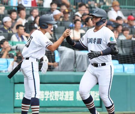 　２回、本塁打を放った高川学園・遠矢文太（右）＝撮影・石井剣太郎