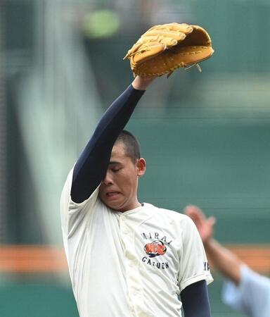 　４回、汗をぬぐう未来富山・江藤蓮（撮影・西田忠信）