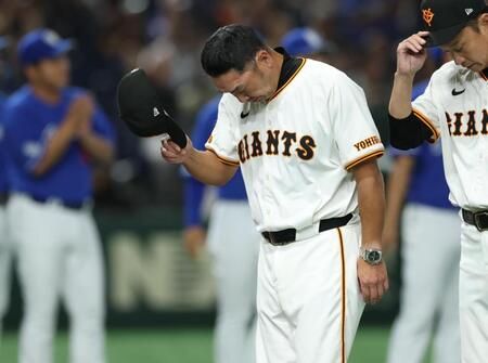 　敗戦に頭を下げる阿部監督（撮影・金田祐二）