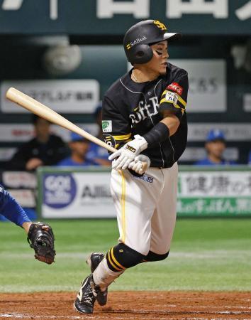 　４回ソフトバンク１死満塁、牧原大が右前に勝ち越し打を放つ＝みずほペイペイドーム