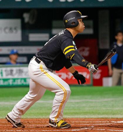 　３回、近藤が右中間に同点二塁打を放つ