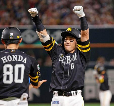 　４回、勝ち越し打を放ち、ベンチに向かってガッツポーズする牧原大