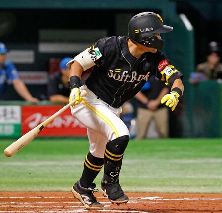 　７回、代打中村が左前に適時打を放つ