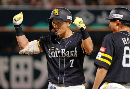 　７回、適時打を放ちガッツポーズする中村