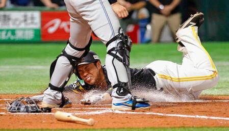 　７回、代打中村の適時打で生還する二走近藤