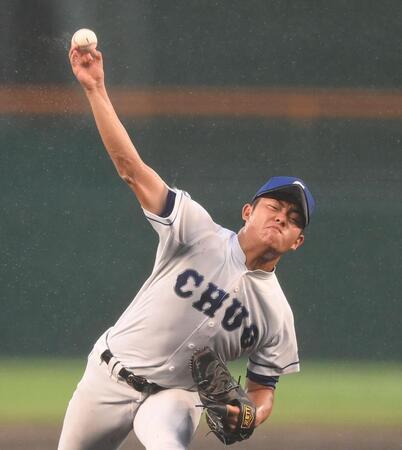 　雨の中、力投する豊橋中央・高橋大喜地（撮影・西田忠信）