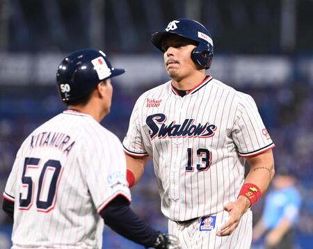 　１回、打者・中村のとき一塁走者のオスナがベンチに下がる（撮影・園田高夫）